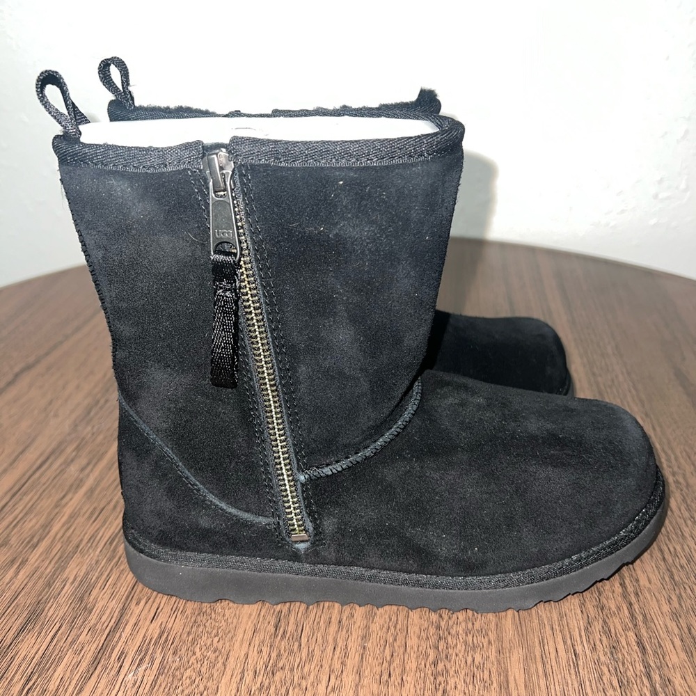 New Without‎ The Original Box Kids UGG Classic Short Black Boots Size 4